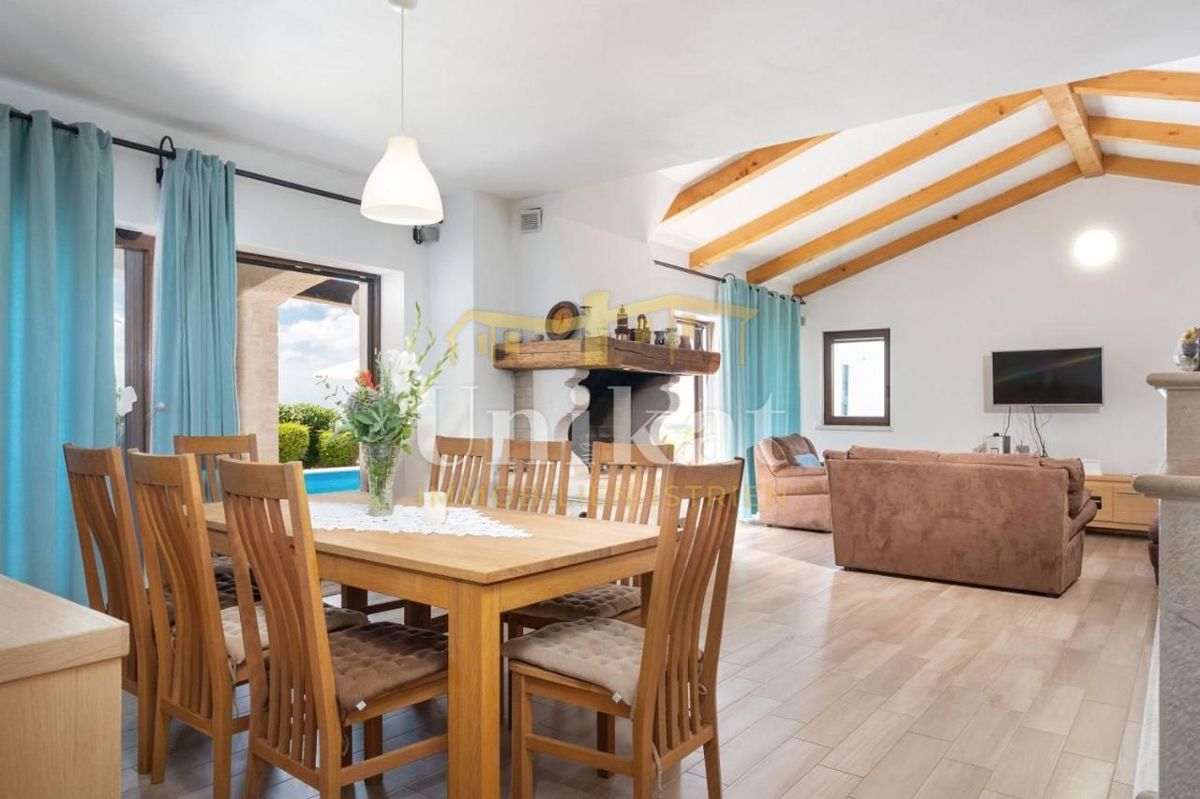 Casa con piscina e vista mare